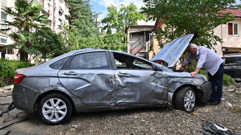 Мужчина у автомобиля, пострадавшего из-за сильного наводнения, на Донской улице в Сочи Мужчина у автомобиля, пострадавшего из-за сильного наводнения, на Донской улице в Сочи