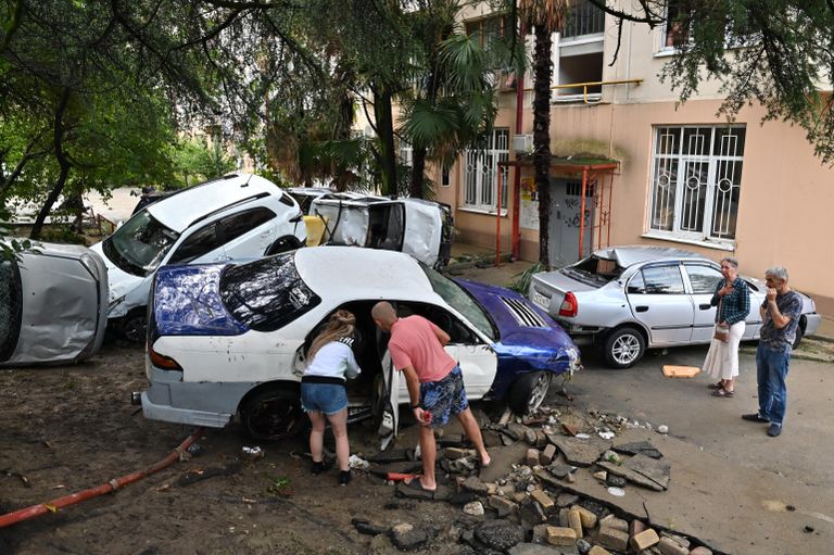 Автомобили, пострадавшие из-за сильного наводнения, на Донской улице в Сочи Автомобили, пострадавшие из-за сильного наводнения, на Донской улице в Сочи