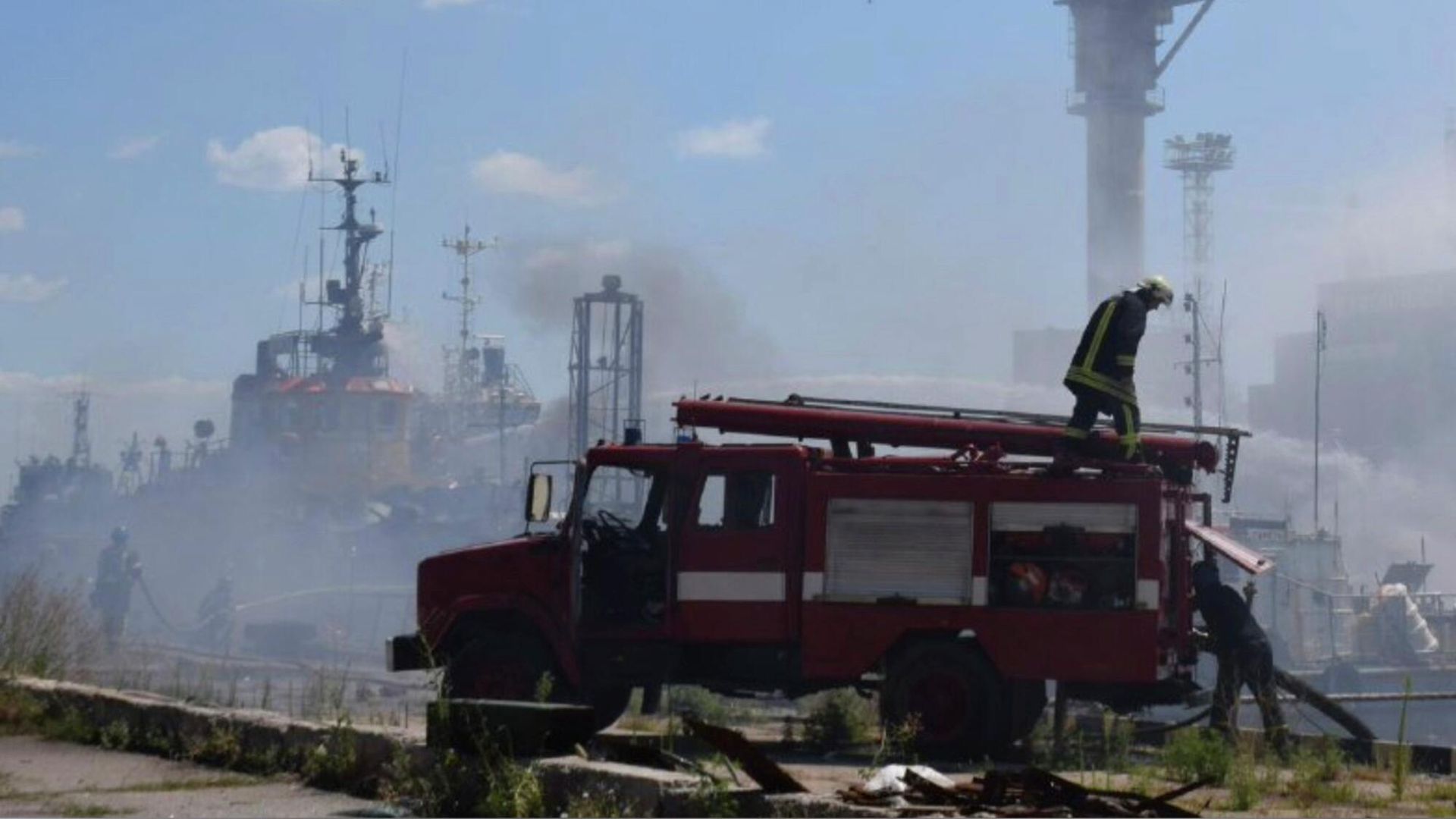 Ликвидация пожара в порту Одессы Ликвидация пожара в порту Одессы - РИА Новости, 1920, 25.07.2022