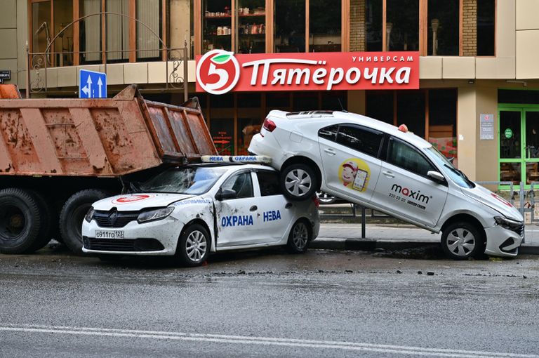 Автомобили, пострадавшие из-за сильного наводнения, на Донской улице в Сочи Автомобили, пострадавшие из-за сильного наводнения, на Донской улице в Сочи