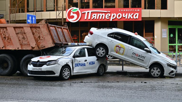 Автомобили, пострадавшие из-за сильного наводнения, на Донской улице в Сочи Автомобили, пострадавшие из-за сильного наводнения, на Донской улице в Сочи