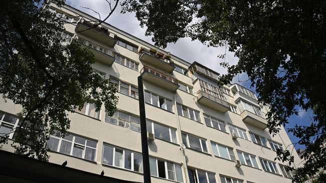 Фасад дома-коммуны на Гоголевском бульваре в Москве