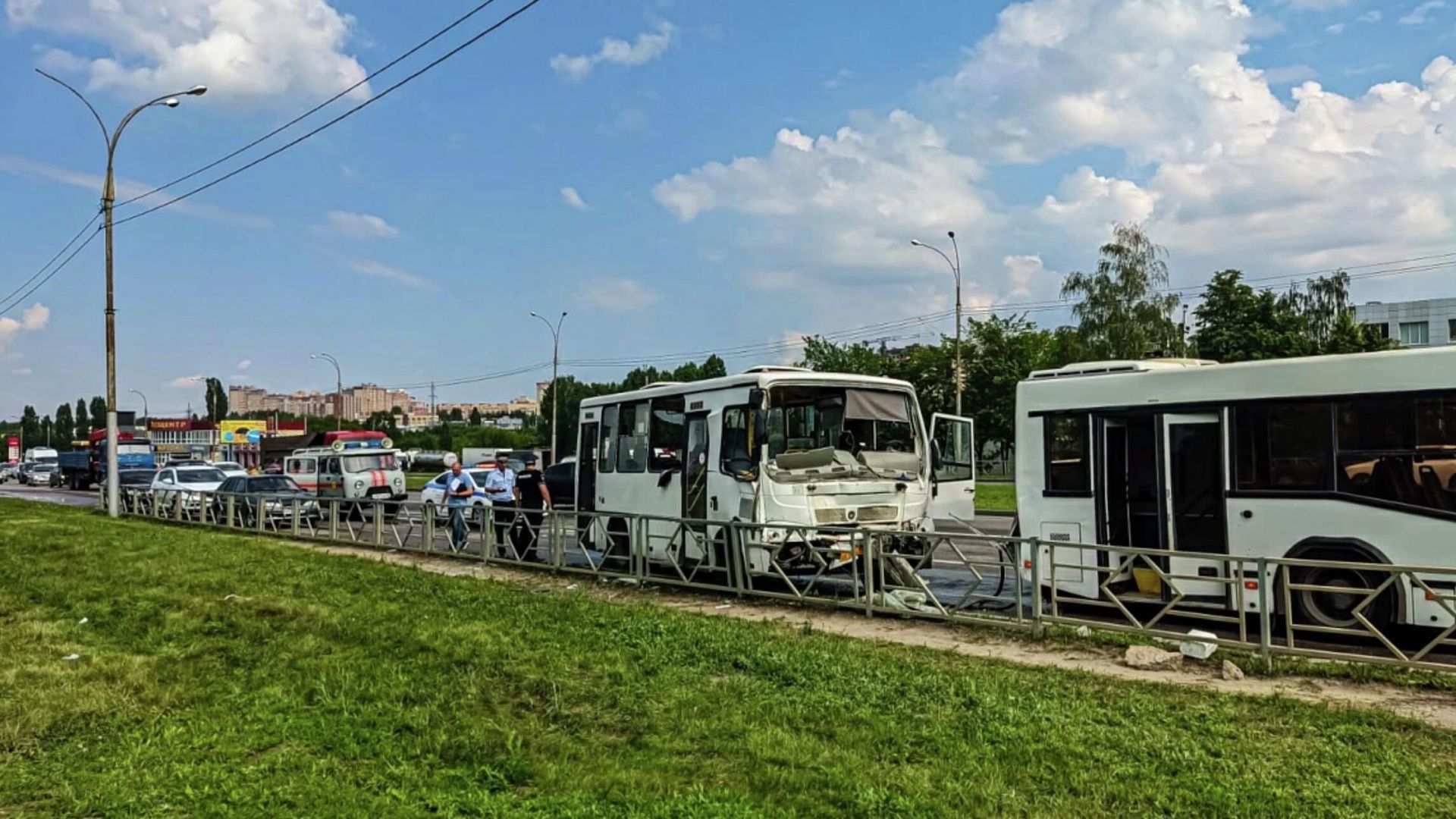 На месте ДТП с двумя рейсовыми пассажирскими автобусами и легковым автомобилем в Липецке На месте ДТП с двумя рейсовыми пассажирскими автобусами и легковым автомобилем в Липецке - РИА Новости, 1920, 25.07.2022