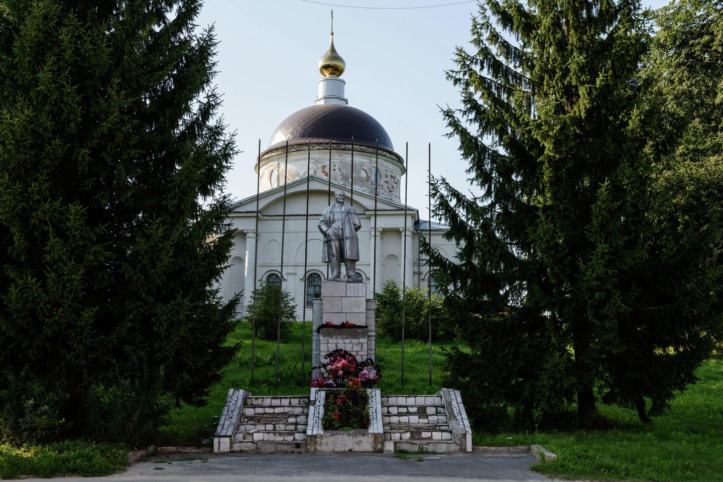 Памятник В.И.Ленину и Никольский собор в Мышкине Памятник В.И.Ленину и Никольский собор в Мышкине