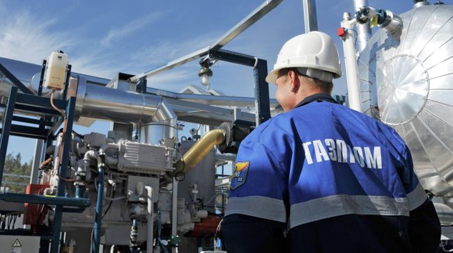 Рабочий на газокомпрессорной станции