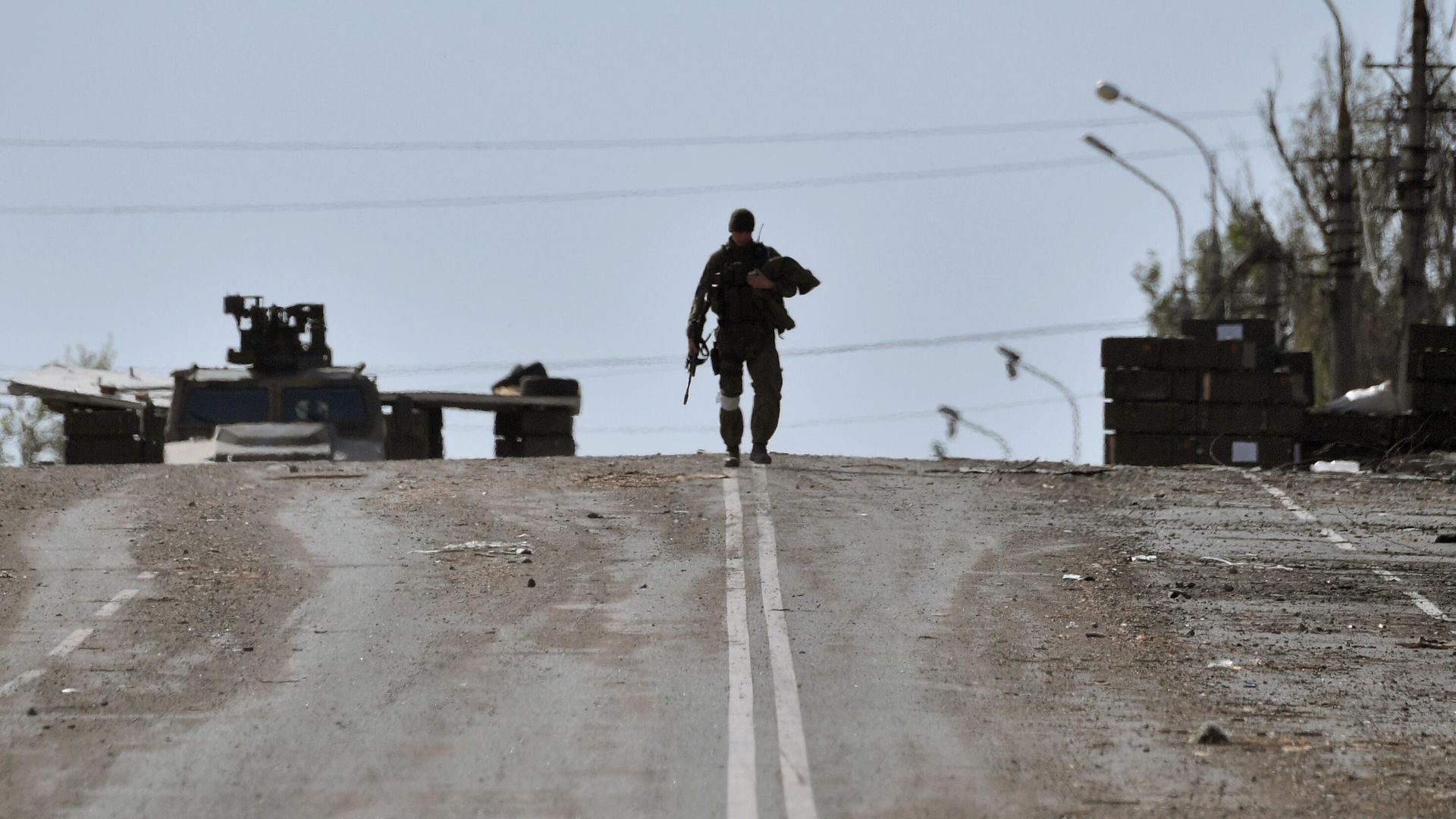 Военнослужащий НМ ДНР на одной из улиц Мариуполя Военнослужащий НМ ДНР на одной из улиц Мариуполя - РИА Новости, 1920, 23.10.2022