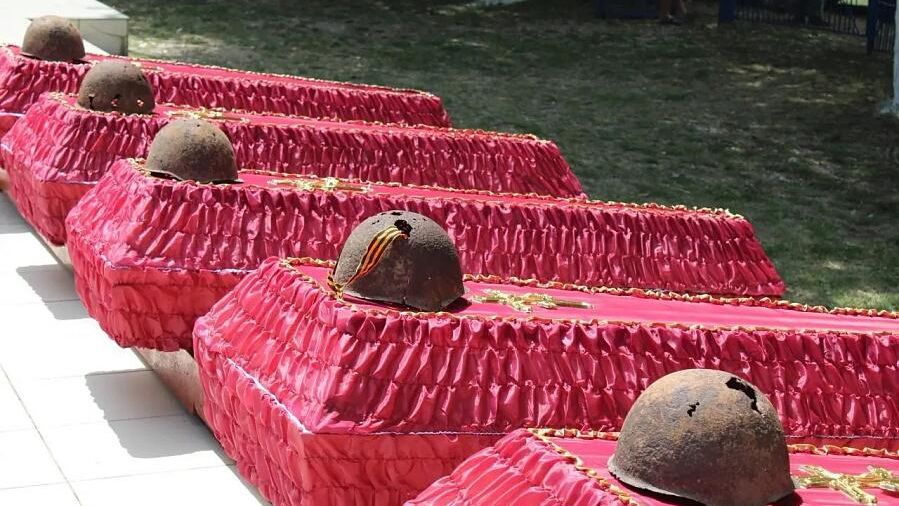 Останки 62 советских воинов, которые погибли во время Великой Отечественной войны, захоронили в Крымском районе Краснодарского края Останки 62 советских воинов, которые погибли во время Великой Отечественной войны, захоронили в Крымском районе Краснодарского края - РИА Новости, 1920, 26.07.2022