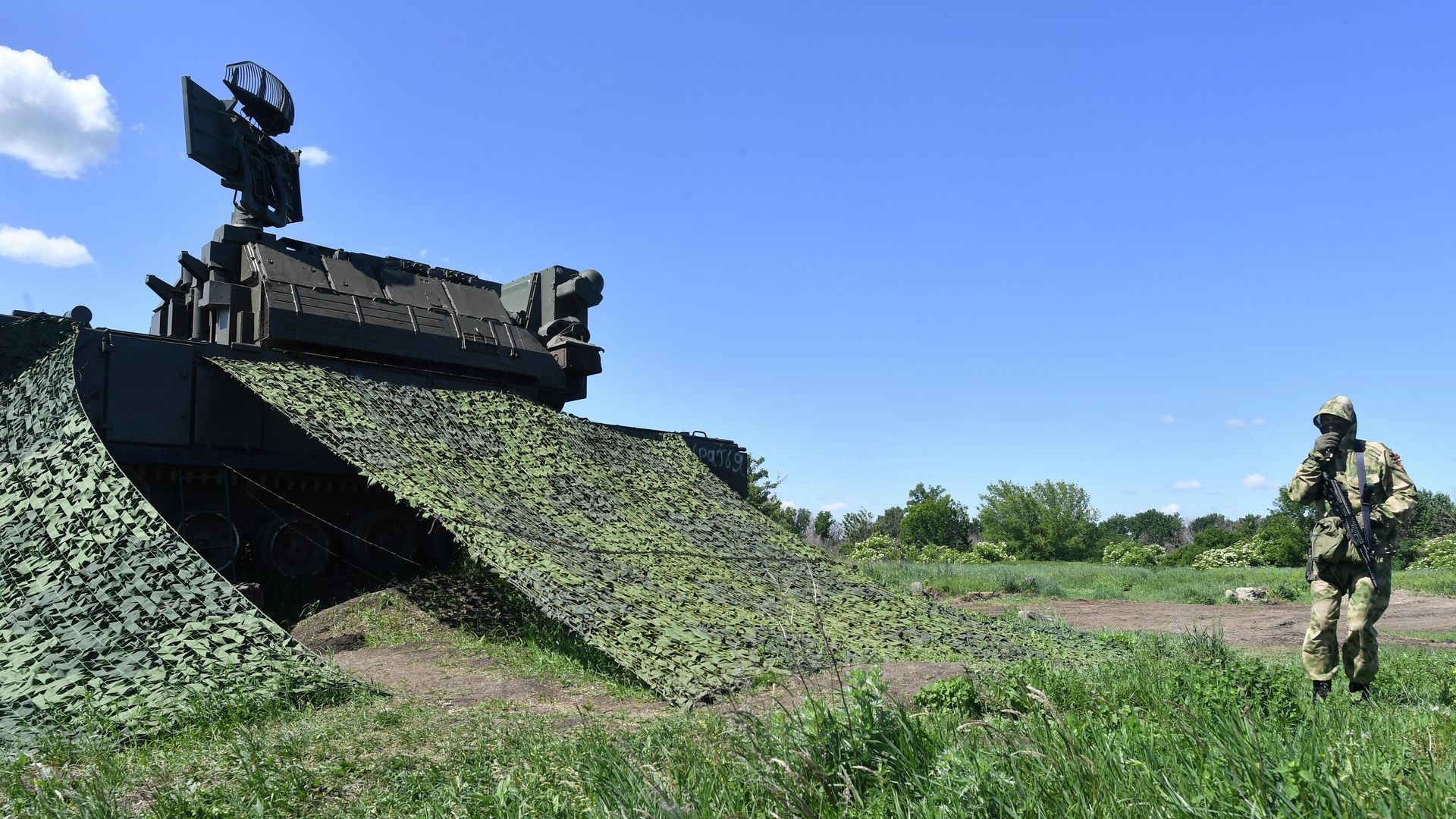 Военнослужащий обходит территорию у зенитного ракетного комплекса Тор М2У в зоне проведения спецоперации Военнослужащий обходит территорию у зенитного ракетного комплекса Тор М2У в зоне проведения спецоперации - РИА Новости, 1920, 26.07.2022