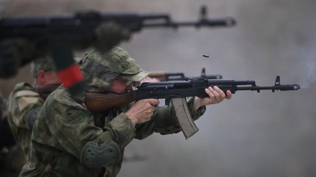 Добровольцы стреляют из автоматов Калашникова на базе центра подготовки спецназа в Гудермесе