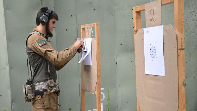 Инструктор на занятии по стрельбе из пистолета на базе центра подготовки спецназа в Гудермесе Инструктор на занятии по стрельбе из пистолета на базе центра подготовки спецназа в Гудермесе