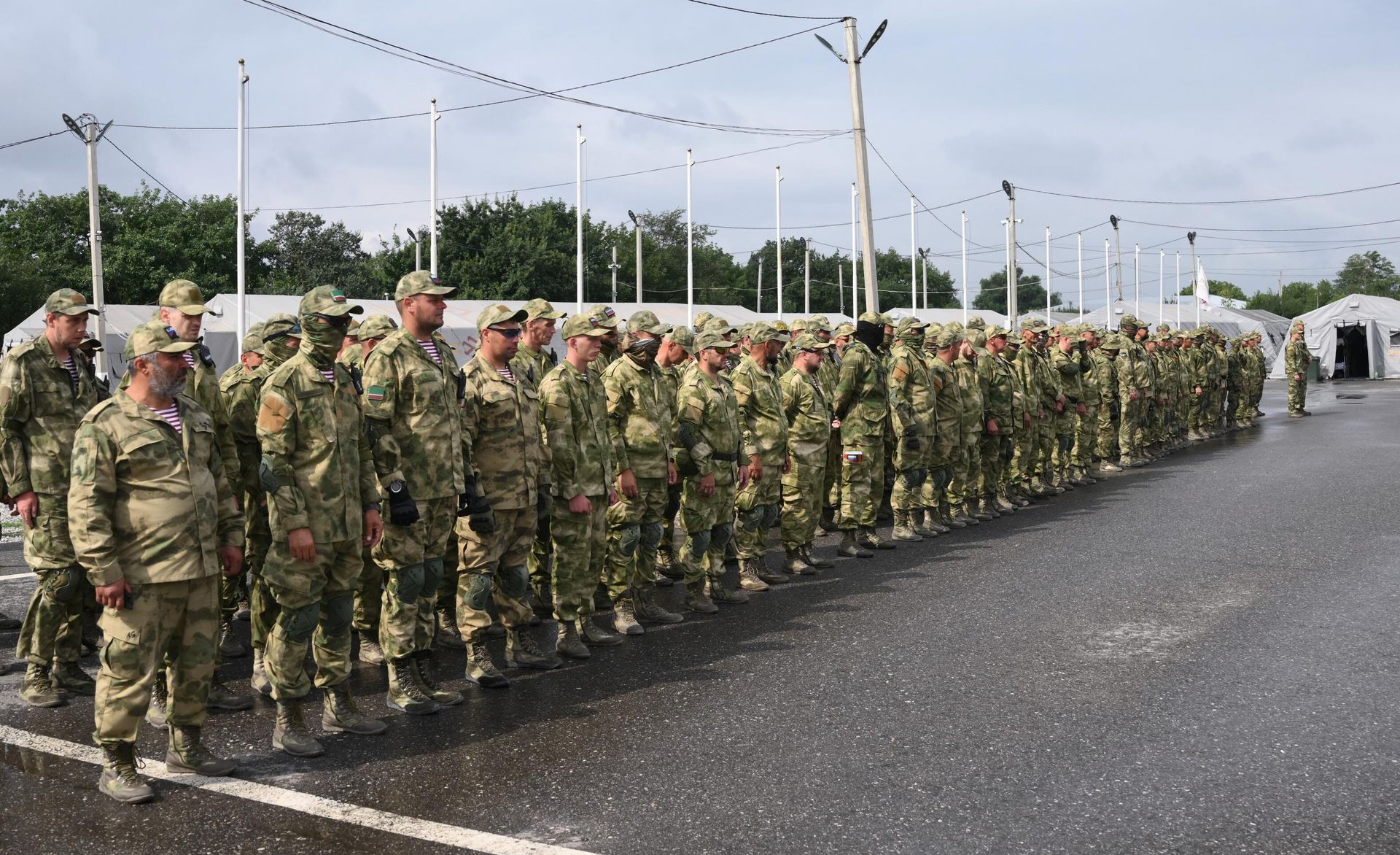 Добровольцы на построении в палаточном лагере на базе Российского университета спецназа в Гудермесе Добровольцы на построении в палаточном лагере на базе Российского университета спецназа в Гудермесе