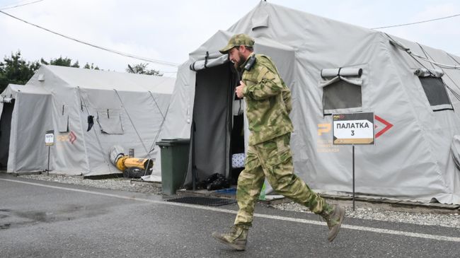 Доброволец в палаточном лагере на базе Российского университета спецназа в Гудермесе Доброволец в палаточном лагере на базе Российского университета спецназа в Гудермесе