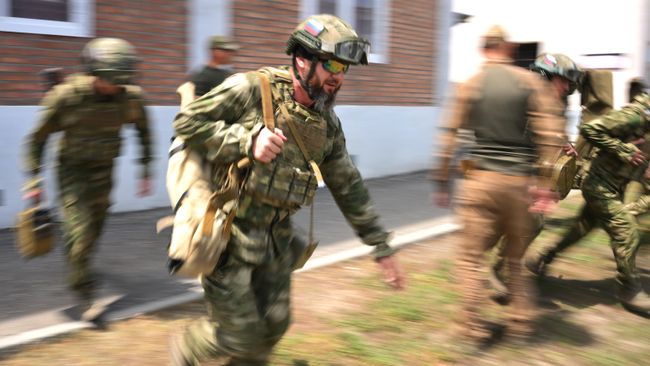Занятие с военнослужащими специального полка полиции имени Героя России Ахмата-Хаджи Кадырова на базе центра подготовки спецназа в Гудермесе Занятие с военнослужащими специального полка полиции имени Героя России Ахмата-Хаджи Кадырова на базе центра подготовки спецназа в Гудермесе