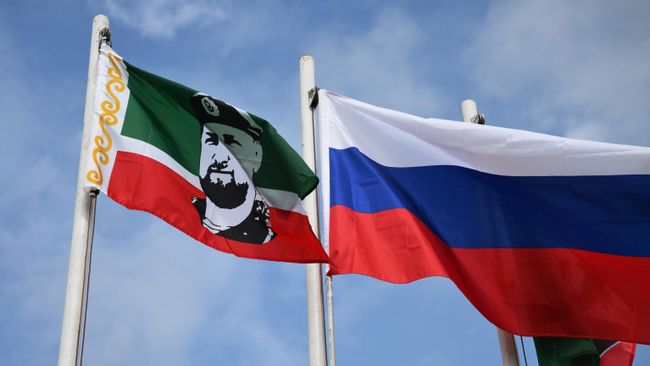 Флаги Чеченской Республики и Российской Федерации на территории палаточного лагеря на базе Российского университета спецназа в Гудермесе Флаги Чеченской Республики и Российской Федерации на территории палаточного лагеря на базе Российского университета спецназа в Гудермесе