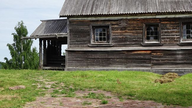Георгиевская церковь в Родионово, дорожка из малинового кварцита Георгиевская церковь в Родионово, дорожка из малинового кварцита