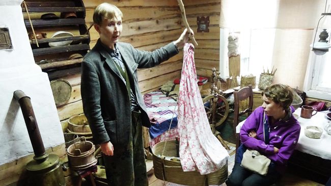 Музей вепсского быта. Эта люлька качается сама некоторое время, если ее толкнуть рукой или задеть ногой за петлю внизу Музей вепсского быта. Эта люлька качается сама некоторое время, если ее толкнуть рукой или задеть ногой за петлю внизу