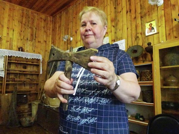Ярославичи. Галина Окунева показывает, как вепсы с помощью этого приспособления ловят рыбу Ярославичи. Галина Окунева показывает, как вепсы с помощью этого приспособления ловят рыбу