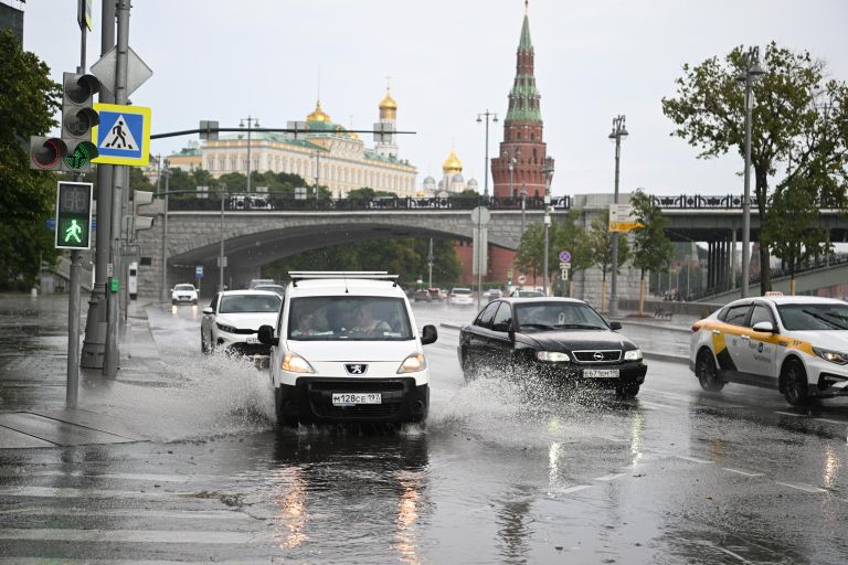 Автомобили во время дождя в центре Москвы Автомобили во время дождя в центре Москвы