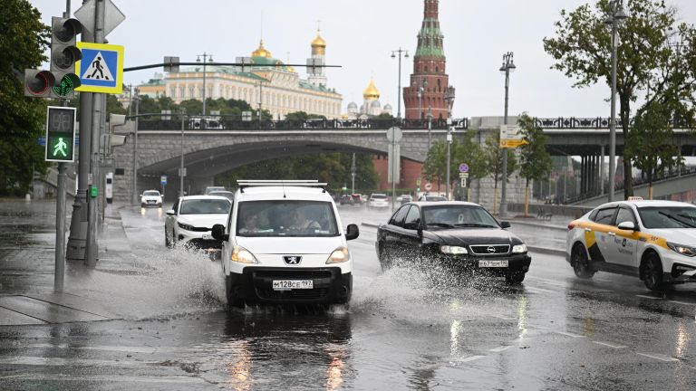 Автомобили во время дождя в центре Москвы Автомобили во время дождя в центре Москвы