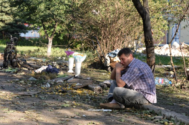 Мужчина на месте гибели родственника в Горловке, подвергшейся ракетно-минометному обстрелу. Мужчина на месте гибели родственника в Горловке, подвергшейся ракетно-минометному обстрелу.