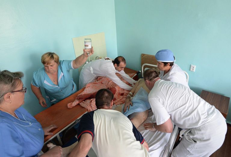 Врачи городской больницы оказывают помощь жителю Горловки, раненному во время артиллерийского обстрела города украинской армией. Врачи городской больницы оказывают помощь жителю Горловки, раненному во время артиллерийского обстрела города украинской армией.
