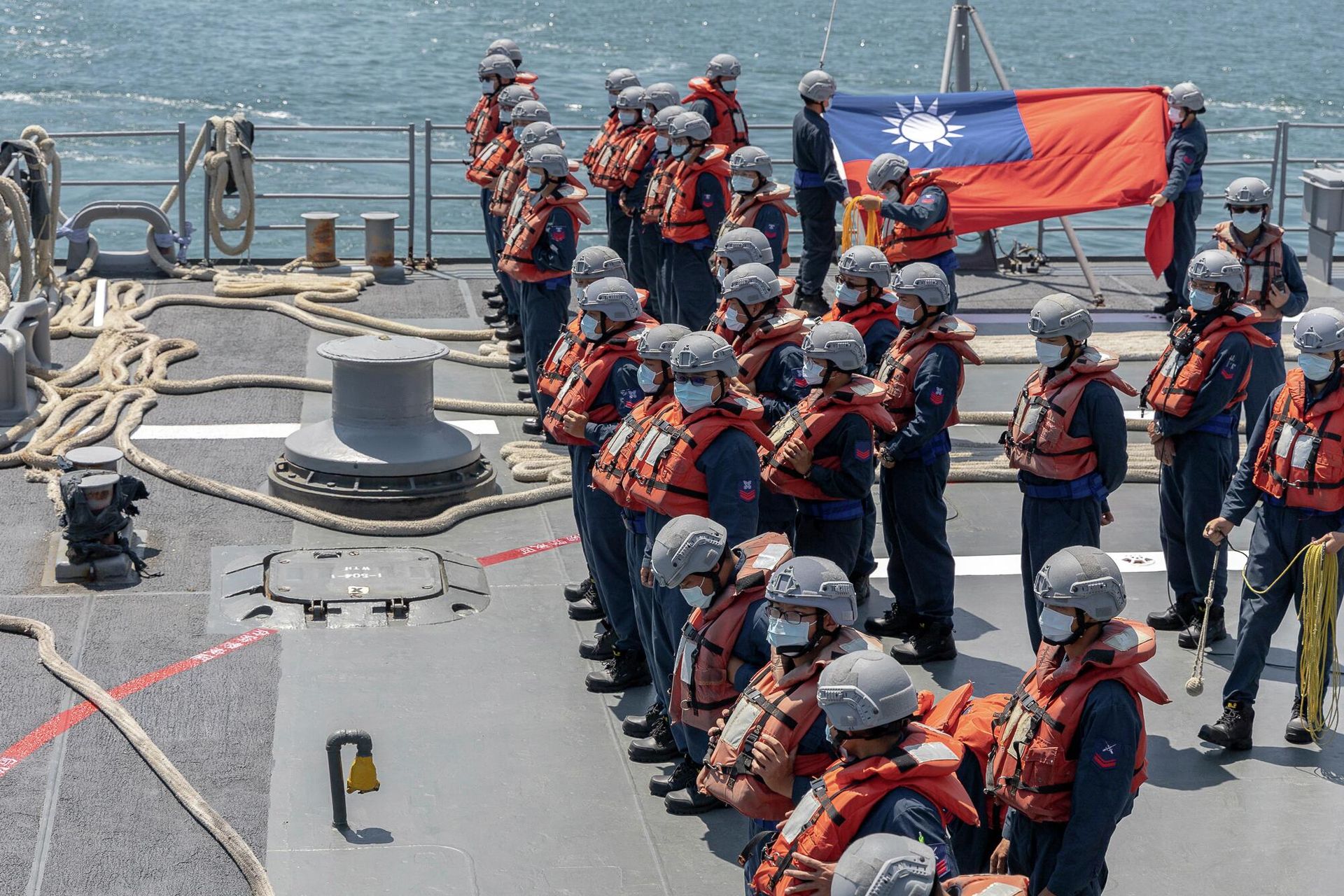 Личный состав ВМС Тайваня на военном корабле во время ежегодных учений Хань Куанг Личный состав ВМС Тайваня на военном корабле во время ежегодных учений Хань Куанг - РИА Новости, 1920, 01.08.2022
