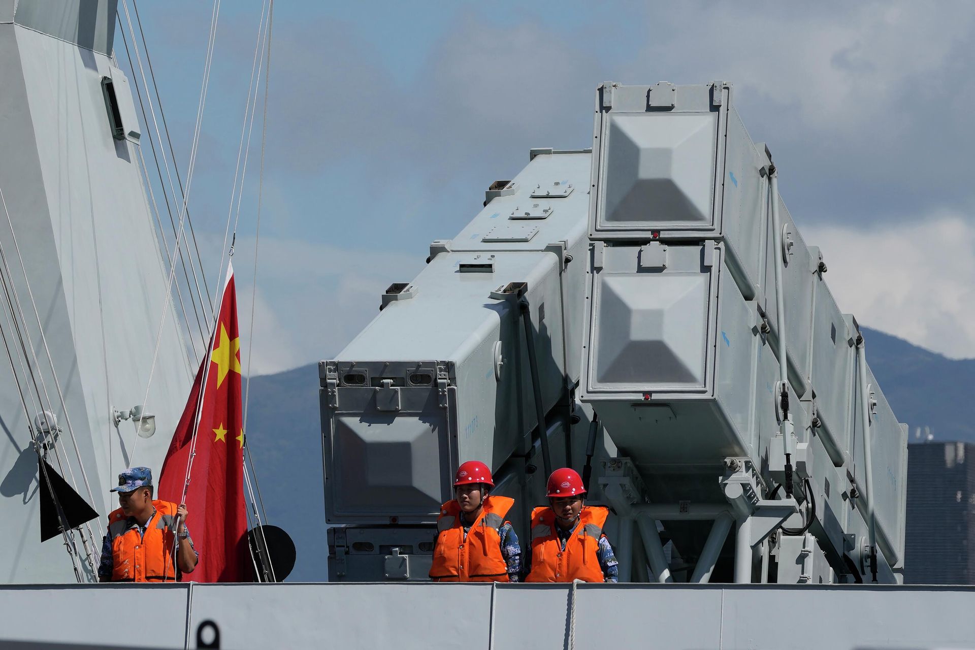 Моряки ВМС Народно-освободительной армии Китая на палубе ракетного фрегата Циньчжоу Моряки ВМС Народно-освободительной армии Китая на палубе ракетного фрегата Циньчжоу - РИА Новости, 1920, 05.05.2023