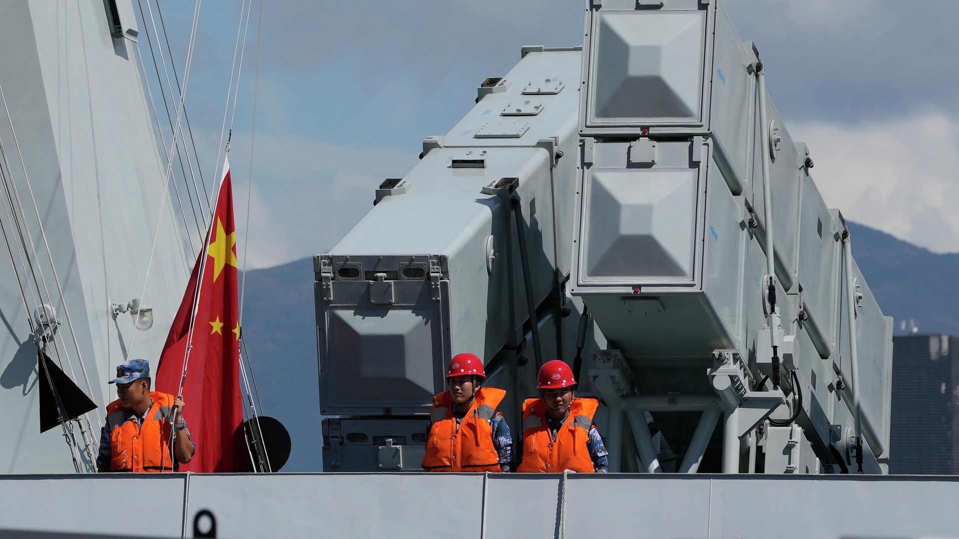 Моряки ВМС Народно-освободительной армии Китая на палубе ракетного фрегата Циньчжоу Моряки ВМС Народно-освободительной армии Китая на палубе ракетного фрегата Циньчжоу - РИА Новости, 1920, 17.08.2022