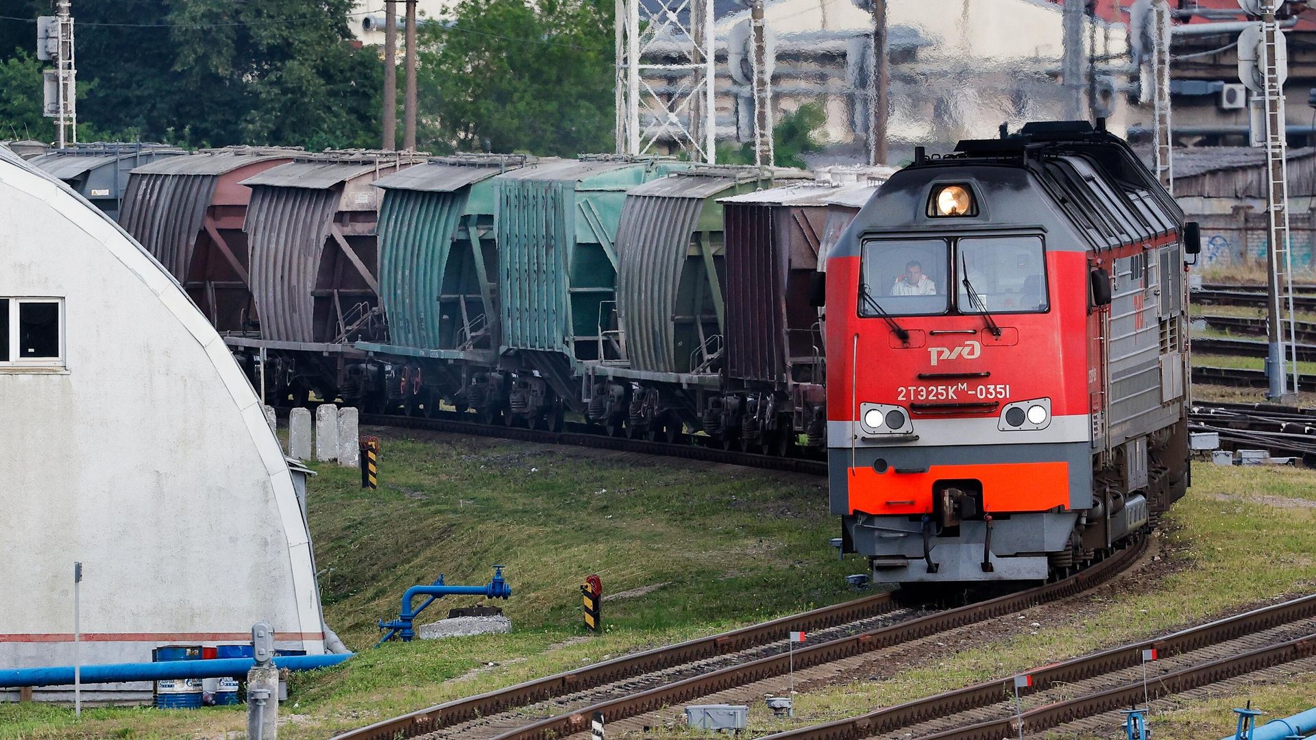 Грузовой поезд с цементом прибывает в Калининград транзитом через Литву Грузовой поезд с цементом прибывает в Калининград транзитом через Литву - РИА Новости, 1920, 03.08.2022