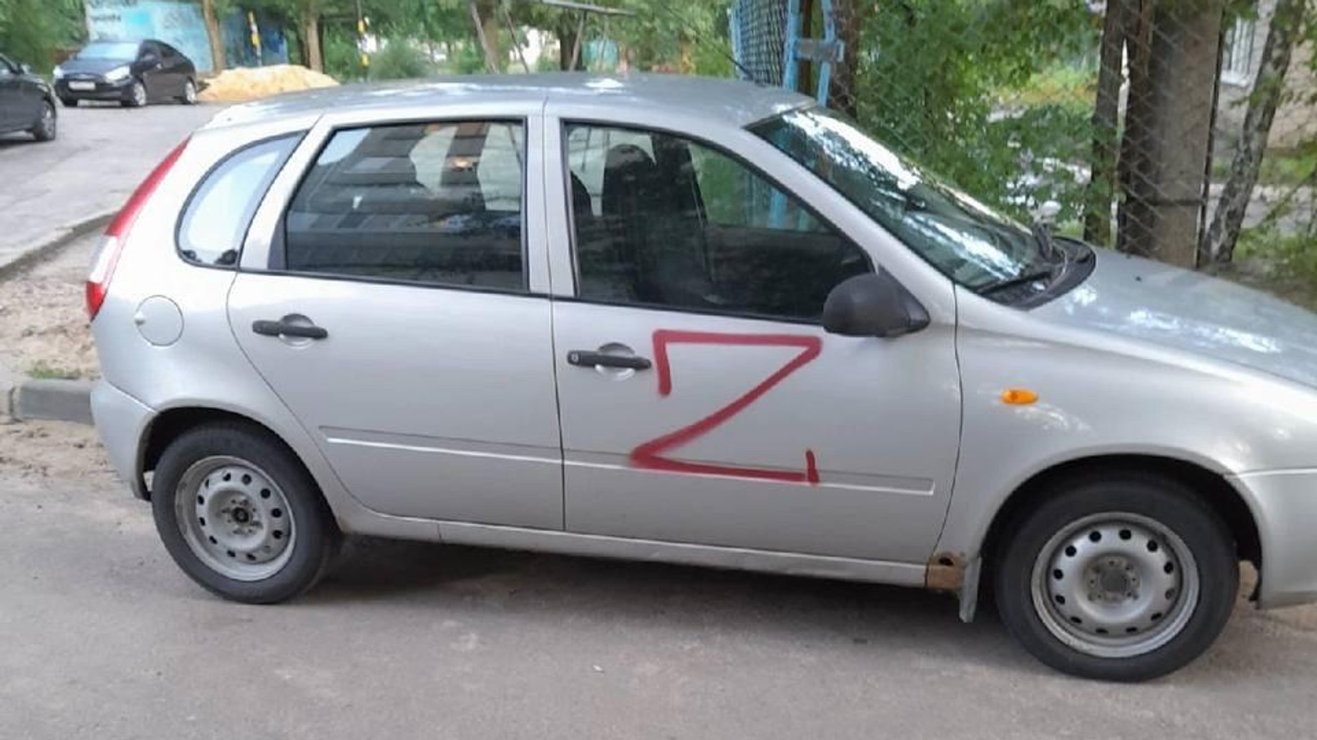 Автомобиль с нарисованной на двери буквой Z в Воронеже. Фото из соцсетей Автомобиль с нарисованной на двери буквой Z в Воронеже. Фото из соцсетей - РИА Новости, 1920, 27.07.2022