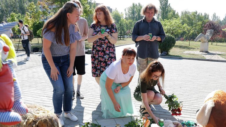 Люди возлагают цветы и ставят свечи к памятнику Аллея Ангелов в парке Победы Калининского района Донецка во время акции в память о детях, погибших в ходе конфликта на юго-востоке Украины Люди возлагают цветы и ставят свечи к памятнику Аллея Ангелов в парке Победы Калининского района Донецка во время акции в память о детях, погибших в ходе конфликта на юго-востоке Украины