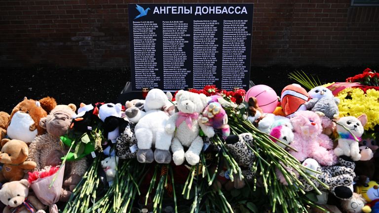 Игрушки и цветы у стенда, посвященного памяти жертвам Донбасса на площади Донецкой Народной Республики в Москве Игрушки и цветы у стенда, посвященного памяти жертвам Донбасса на площади Донецкой Народной Республики в Москве