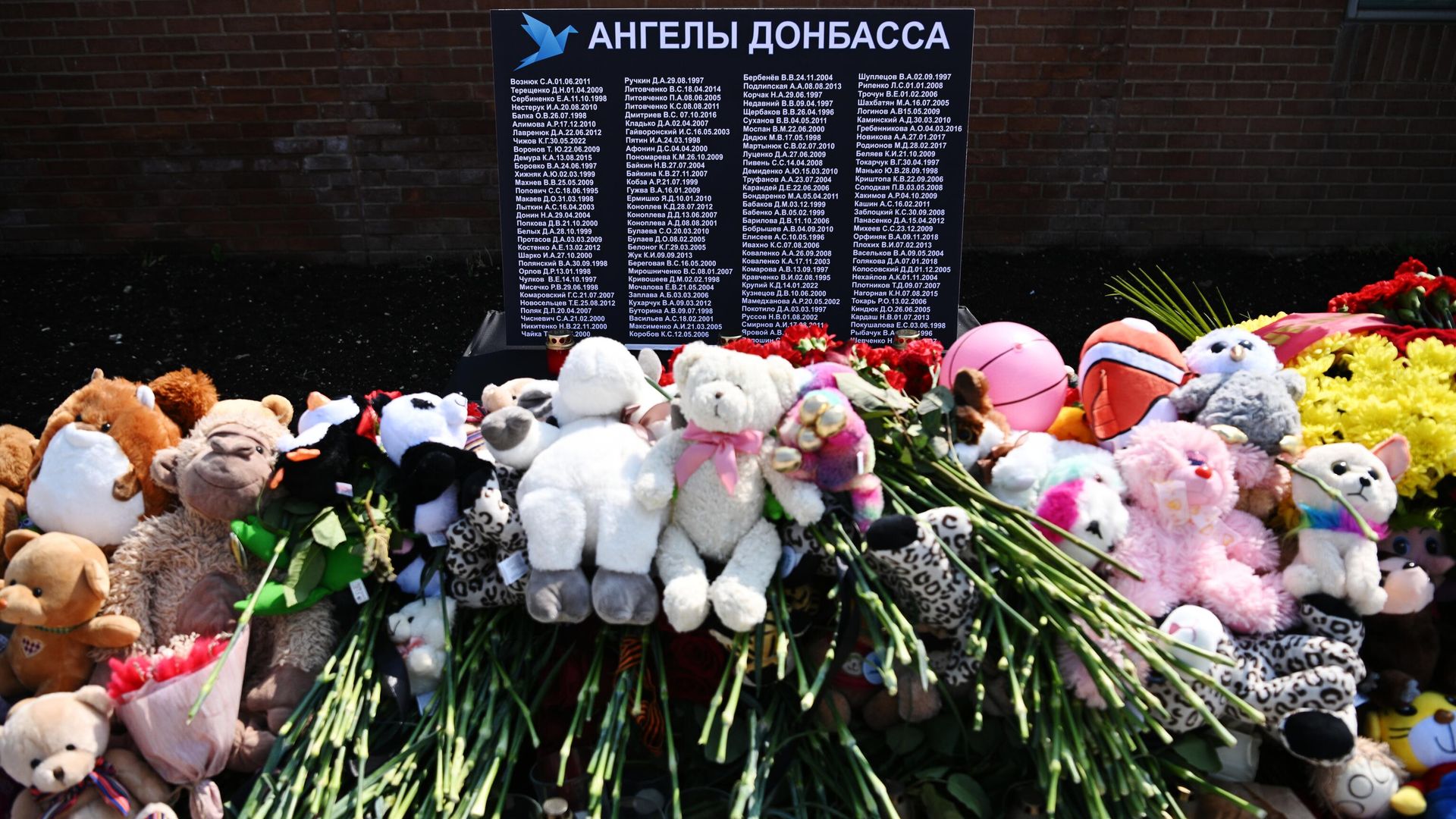 Игрушки и цветы у стенда, посвященного памяти жертвам Донбасса на площади Донецкой Народной Республики в Москве Игрушки и цветы у стенда, посвященного памяти жертвам Донбасса на площади Донецкой Народной Республики в Москве - РИА Новости, 1920, 09.06.2023