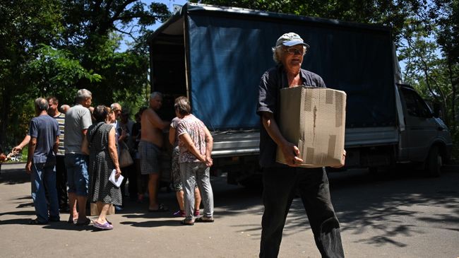 Раздача гуманитарной помощи волонтерами из РФ на одной из улиц в Мариуполе