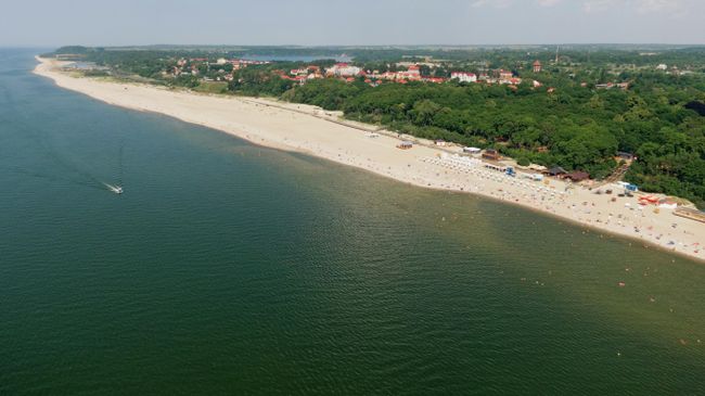 Песчаная пляжная полоса в Калининградской области