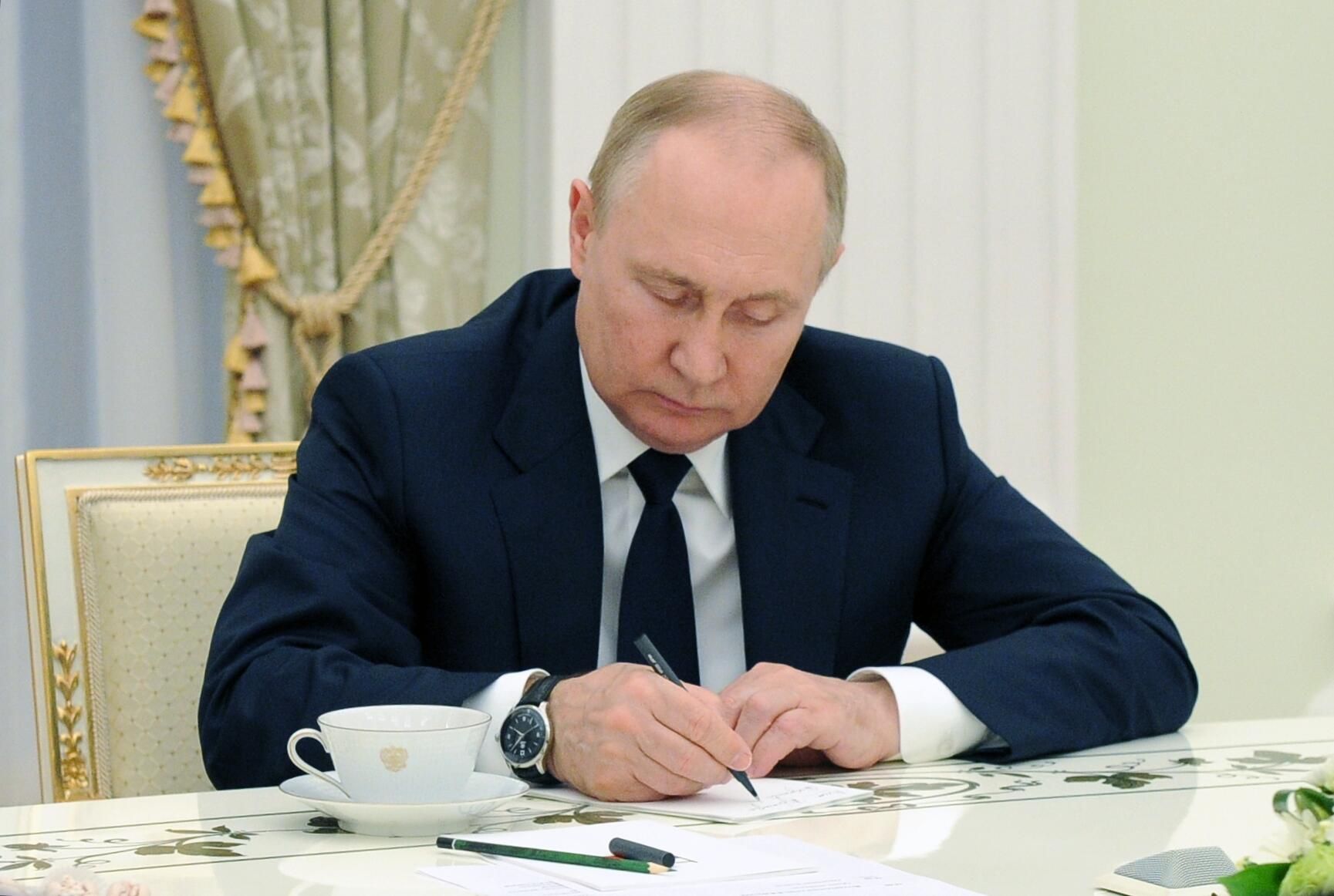 Президент РФ Владимир Путин во время встречи c победителями конкурса Лидеры России Президент РФ Владимир Путин во время встречи c победителями конкурса Лидеры России - РИА Новости, 1920, 28.07.2022