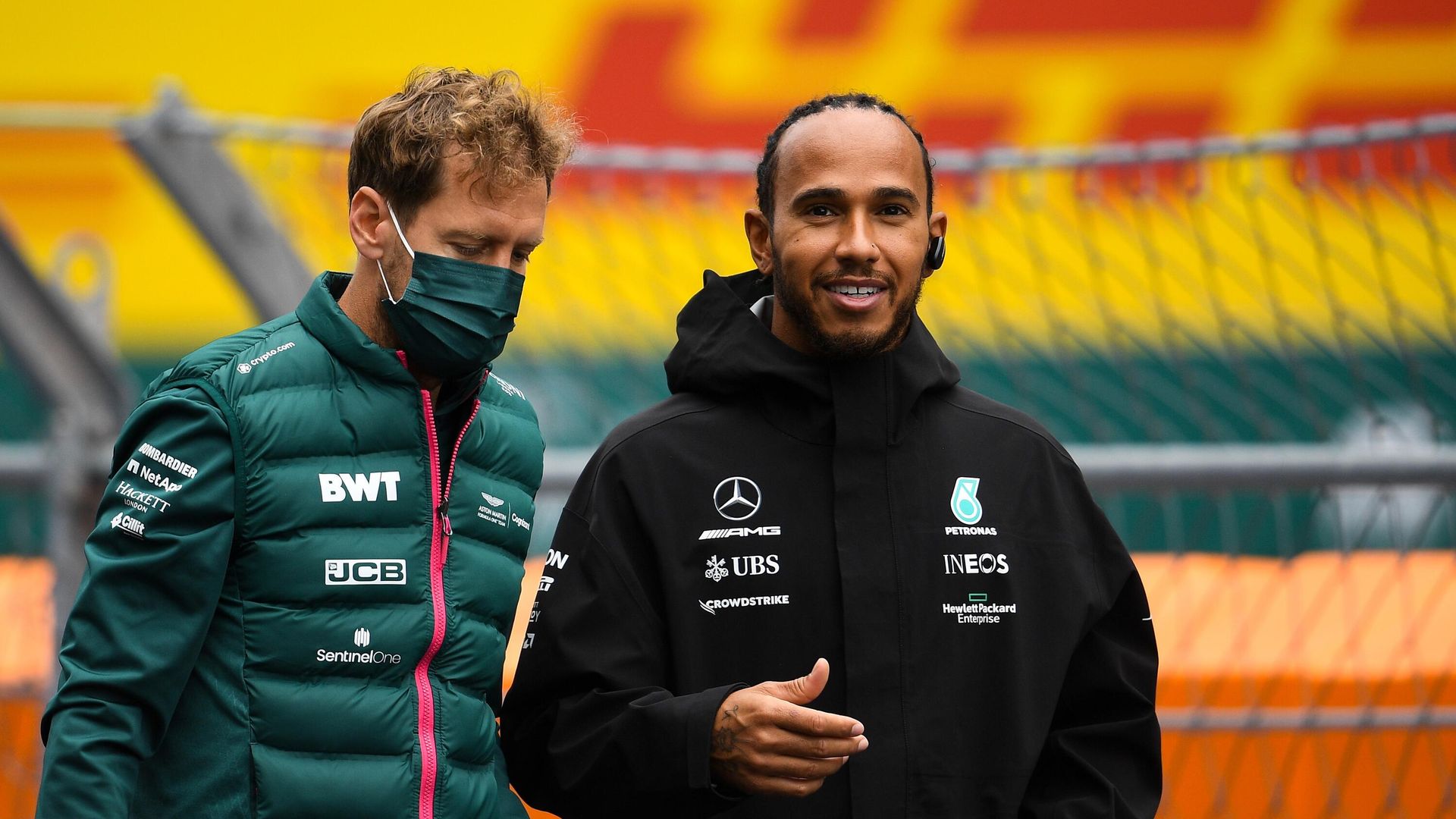 Пилот команды Aston Martin Cognizant F1 Team Себастьян Феттель (слева) и пилот команды Mercedes AMG Petronas Льюис Хэмилтон Пилот команды Aston Martin Cognizant F1 Team Себастьян Феттель (слева) и пилот команды Mercedes AMG Petronas Льюис Хэмилтон - РИА Новости, 1920, 28.07.2022