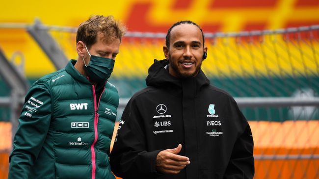 Пилот команды Aston Martin Cognizant F1 Team Себастьян Феттель (слева) и пилот команды Mercedes AMG Petronas Льюис Хэмилтон