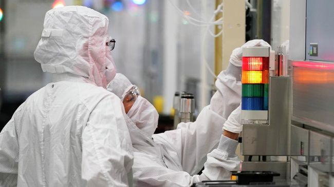 Техники на заводе по производству чипов Micron Technology в Манассасе, США