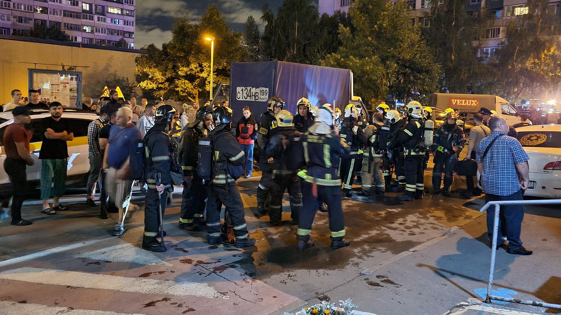На месте возгорания в хостеле на Алма-Атинской улице в Москве На месте возгорания в хостеле на Алма-Атинской улице в Москве - РИА Новости, 1920, 29.07.2022
