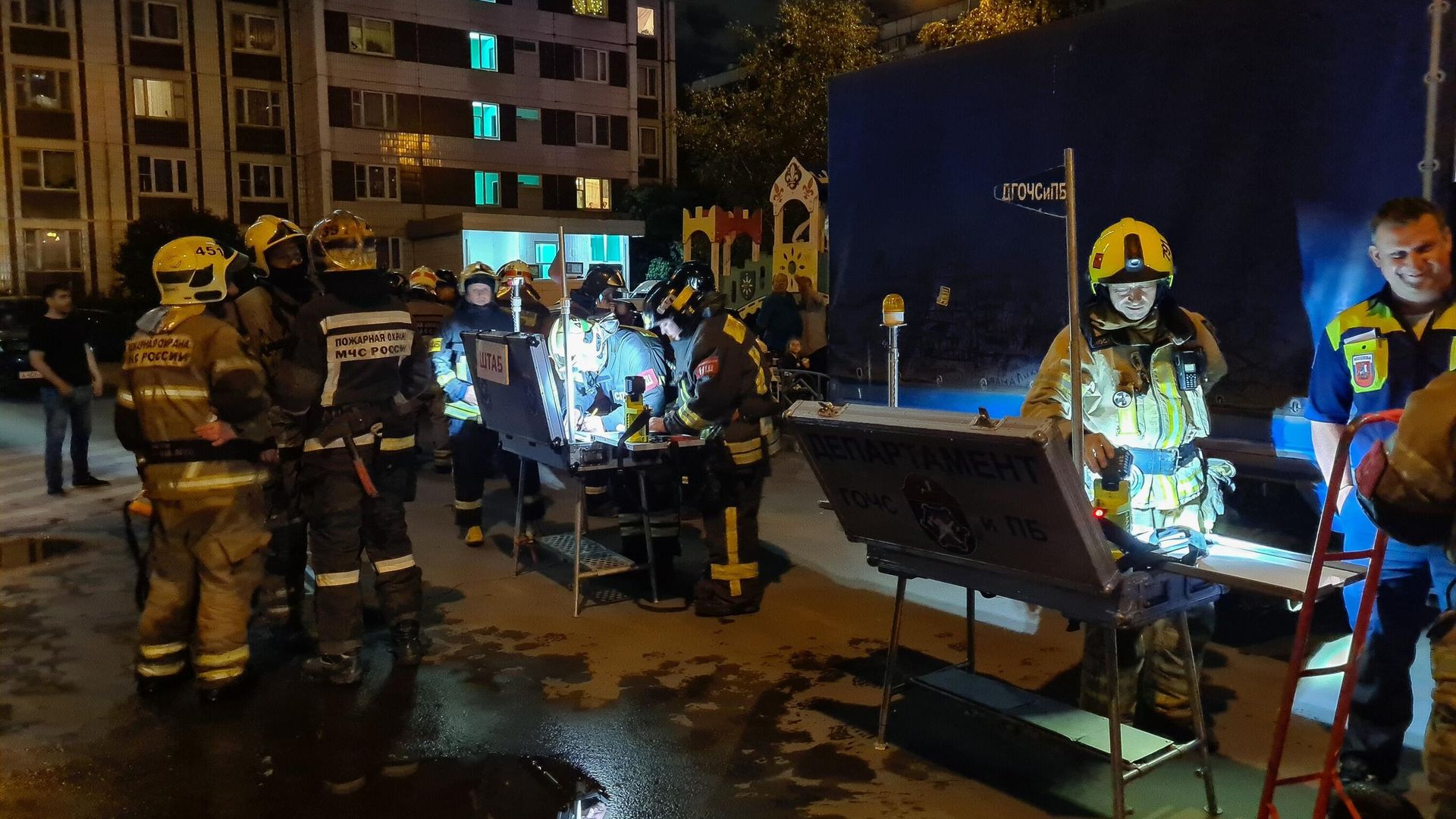 Пожарные на месте возгорания в хостеле на Алма-Атинской улице в Москве Пожарные на месте возгорания в хостеле на Алма-Атинской улице в Москве - РИА Новости, 1920, 29.07.2022