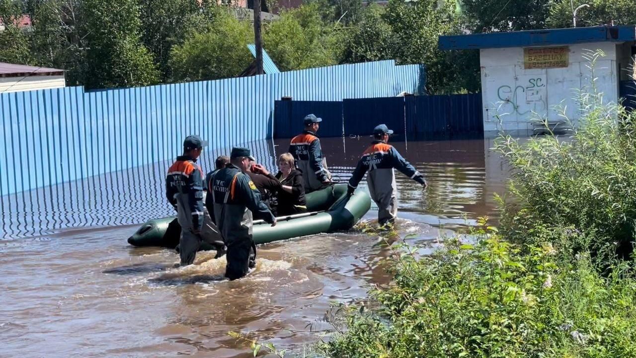 Сотрудники МЧС России работают в подтопленных дачных кооперативах под Читой Сотрудники МЧС России работают в подтопленных дачных кооперативах под Читой - РИА Новости, 1920, 29.07.2022
