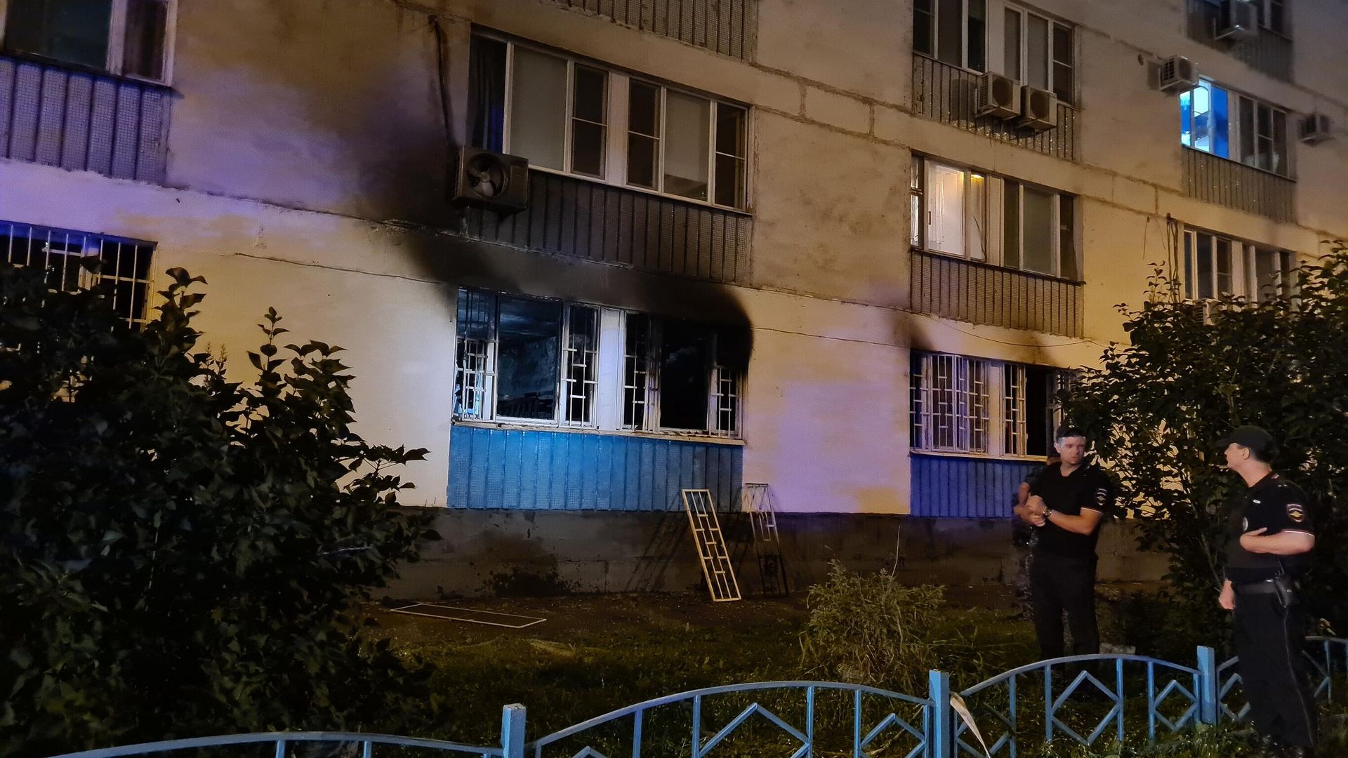 На месте возгорания в хостеле на Алма-Атинской улице в Москве На месте возгорания в хостеле на Алма-Атинской улице в Москве - РИА Новости, 1920, 29.07.2022