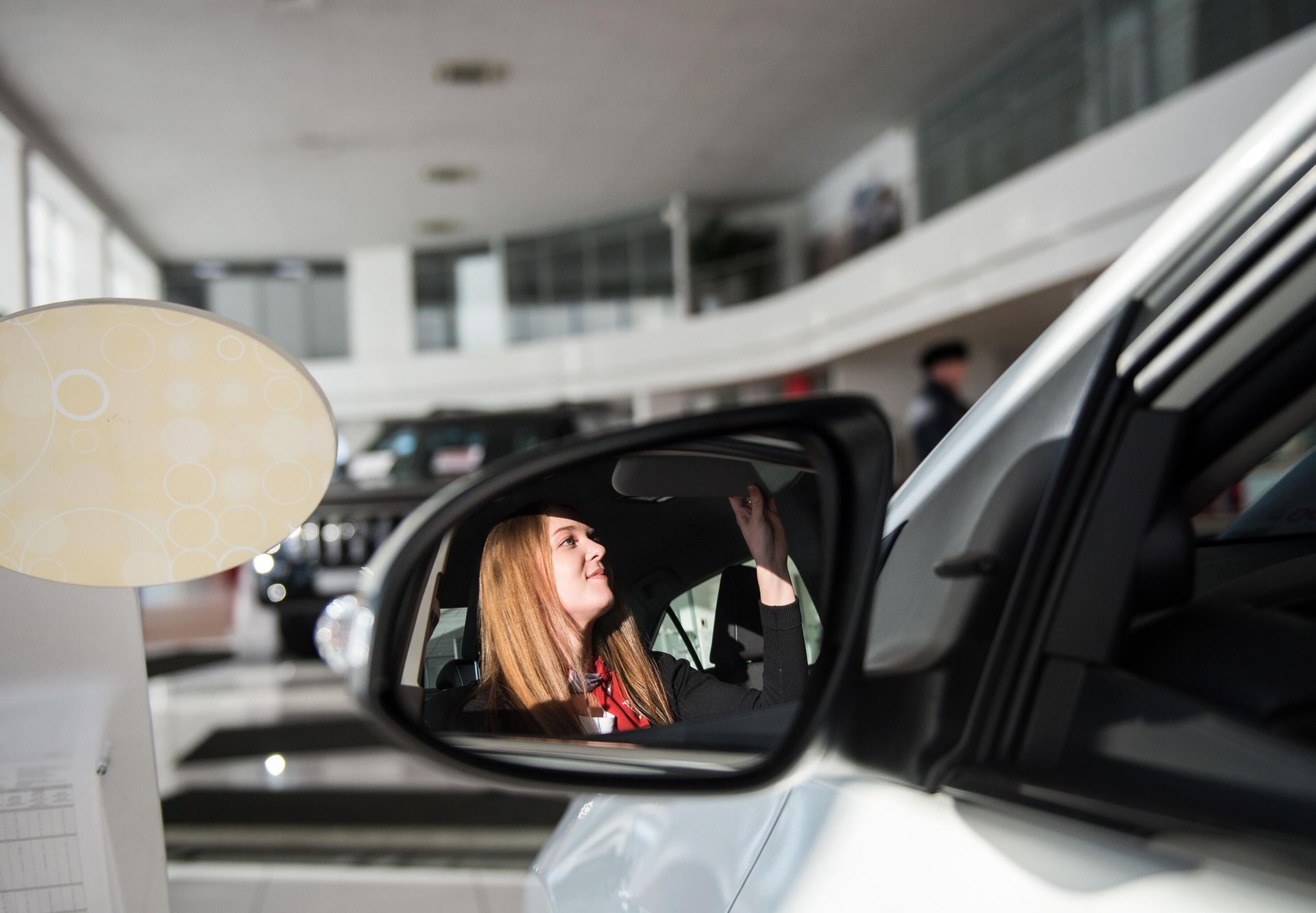 Посетительница в автосалоне Тойота Центр Омск в Омске Посетительница в автосалоне Тойота Центр Омск в Омске - РИА Новости, 1920, 29.07.2022