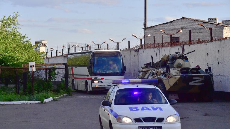 Автобус со сдавшимися в плен украинскими военнослужащими и боевиками националистического батальона Азов у следственного изолятора в Еленовке Автобус со сдавшимися в плен украинскими военнослужащими и боевиками националистического батальона Азов у следственного изолятора в Еленовке