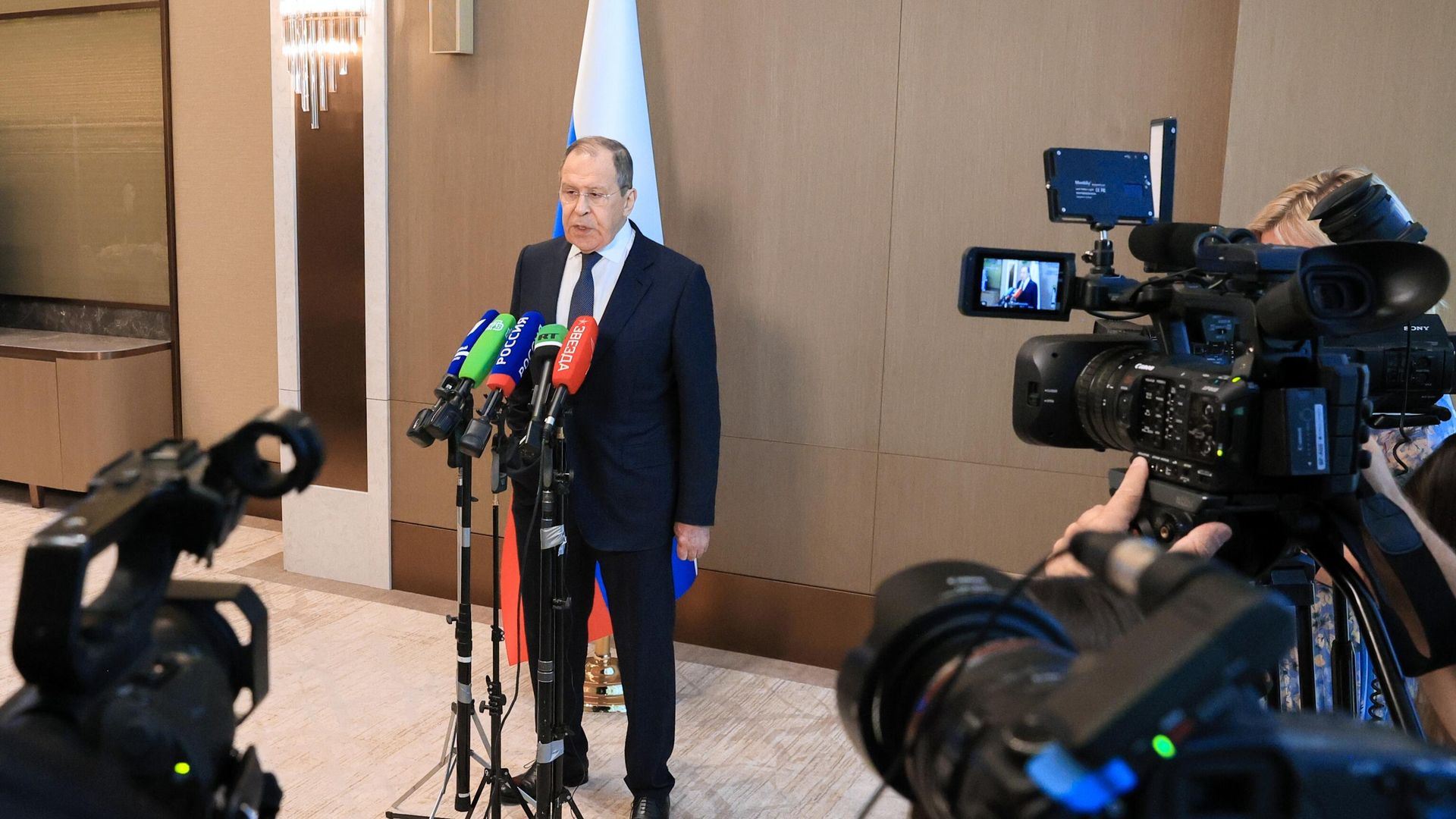 Министр иностранных дел РФ Сергей Лавров во время пресс-подхода по итогам заседания Совета министров иностранных дел государств-членов ШОС в Ташкенте Министр иностранных дел РФ Сергей Лавров во время пресс-подхода по итогам заседания Совета министров иностранных дел государств-членов ШОС в Ташкенте - РИА Новости, 1920, 29.07.2022