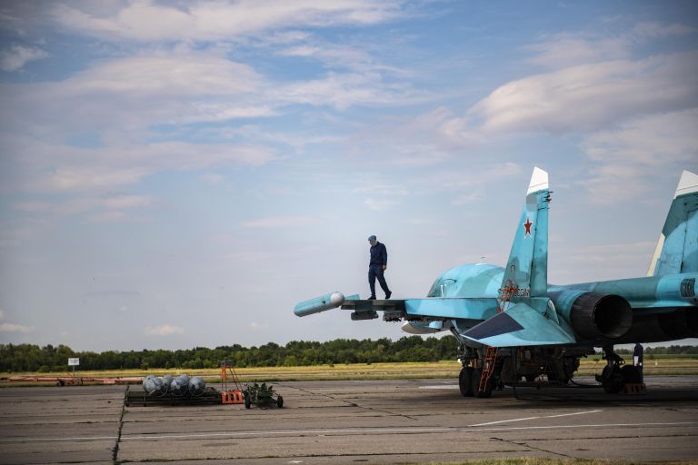 Истребитель-бомбардировщик Су-34 ВКС РФ на аэродроме в зоне проведения спецоперации Истребитель-бомбардировщик Су-34 ВКС РФ на аэродроме в зоне проведения спецоперации