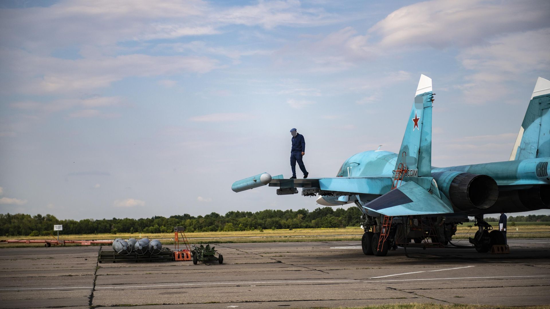 Истребитель-бомбардировщик Су-34 ВКС РФ на аэродроме в зоне проведения спецоперации Истребитель-бомбардировщик Су-34 ВКС РФ на аэродроме в зоне проведения спецоперации - РИА Новости, 1920, 28.06.2023