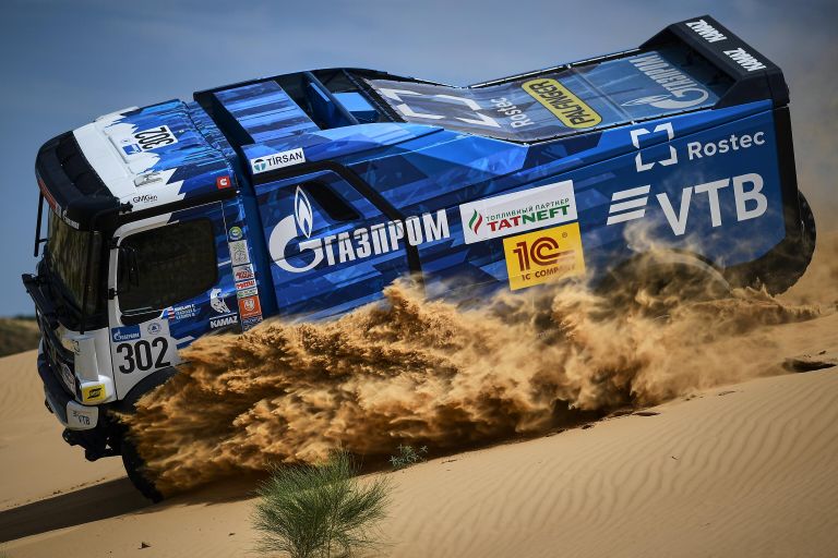 Экипаж команды KAMAZ-Master в составе Эдуарда Николаева и Евгения Яковлева на специальном скоростном участке кольцевого этапа ралли Шелковый путь – 2022 в Астрахани Экипаж команды KAMAZ-Master в составе Эдуарда Николаева и Евгения Яковлева на специальном скоростном участке кольцевого этапа ралли Шелковый путь – 2022 в Астрахани