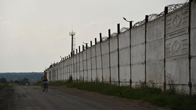 Забор следственного изолятора  